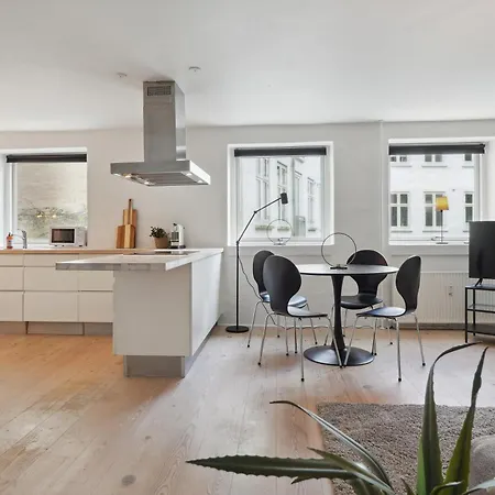 Nyrenoveret 2br Lejlighed I Hjertet Af Aalborg