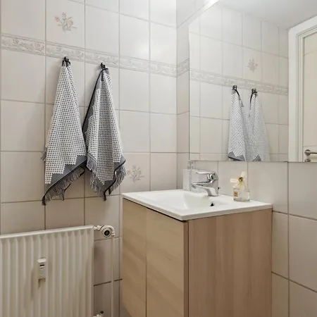 Nyrenoveret 2br Lejlighed I Hjertet Af Appartement
