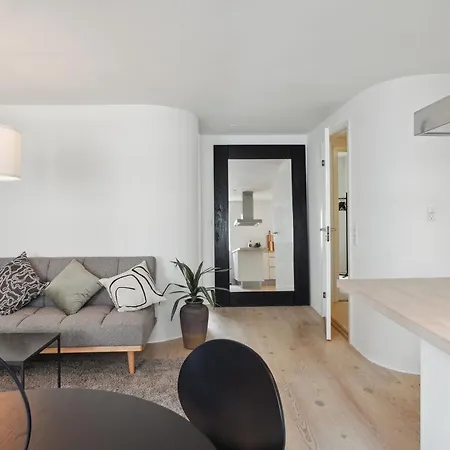 Nyrenoveret 2br Lejlighed I Hjertet Af Appartement